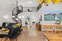 1B Farm Stay in Large Luxury European Barndominium - Bild 2