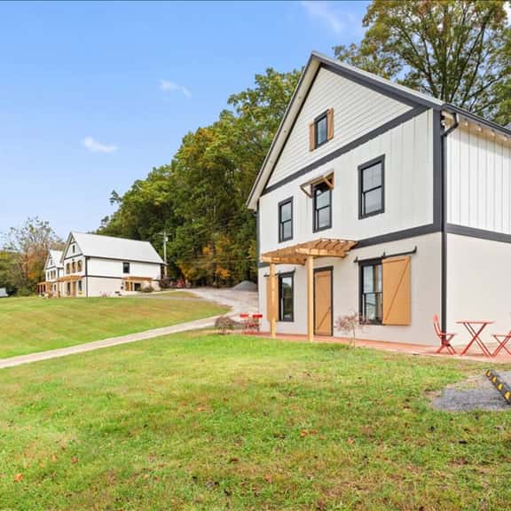1B Farm Stay in Large Luxury European Barndominium - Image 1