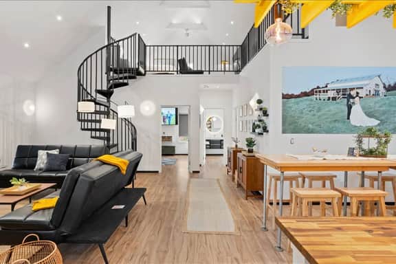 1B Farm Stay in Large Luxury European Barndominium - Bild 2